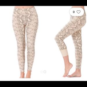 Fleece Snakeskin Mocha and Tan Printed Leggings. NEW

Size M

Snakeskin print
